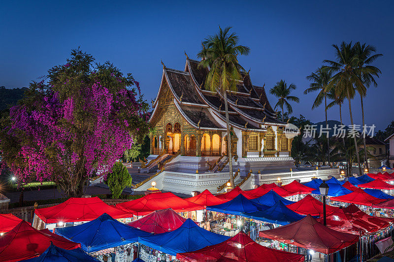 老挝琅勃拉邦夜市Haw Pha Bang庙夜景